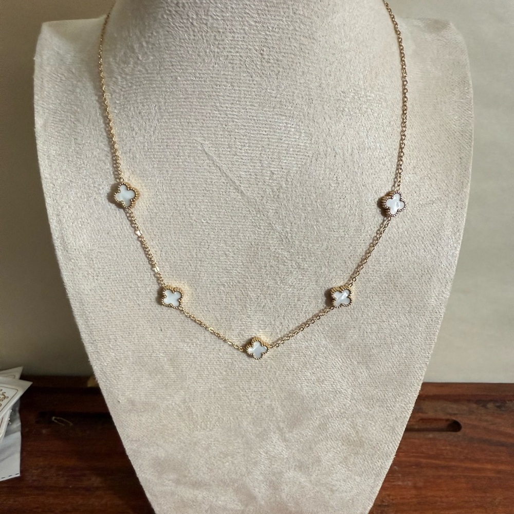 NWT Women’s Gold Stainless Steel 5 White Motif Necklace Minimalist Clover Gift - Picture 3 of 10